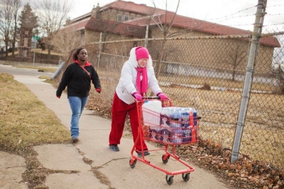 Virginia Mitchell, right, and her daughter-in-law Tiara Williams take bottled water home in February in Flint, Michigan. The state is fighting a judge’s order to deliver water to Flint residents, whose have had lead-contaminated water since 2014